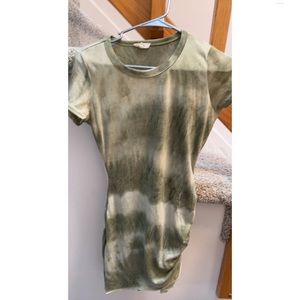 Cute T-shirt dress. Ribbed on the side